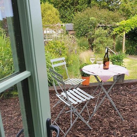 The Bothy Near Tenby, Big Projector Screen, Four-Poster Bed, On-Site Hot Tub Access Via Spa Pack, Breakfast 外观 照片