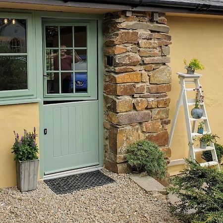 The Bothy Near Tenby, Big Projector Screen, Four-Poster Bed, On-Site Hot Tub Access Via Spa Pack, Breakfast 外观 照片