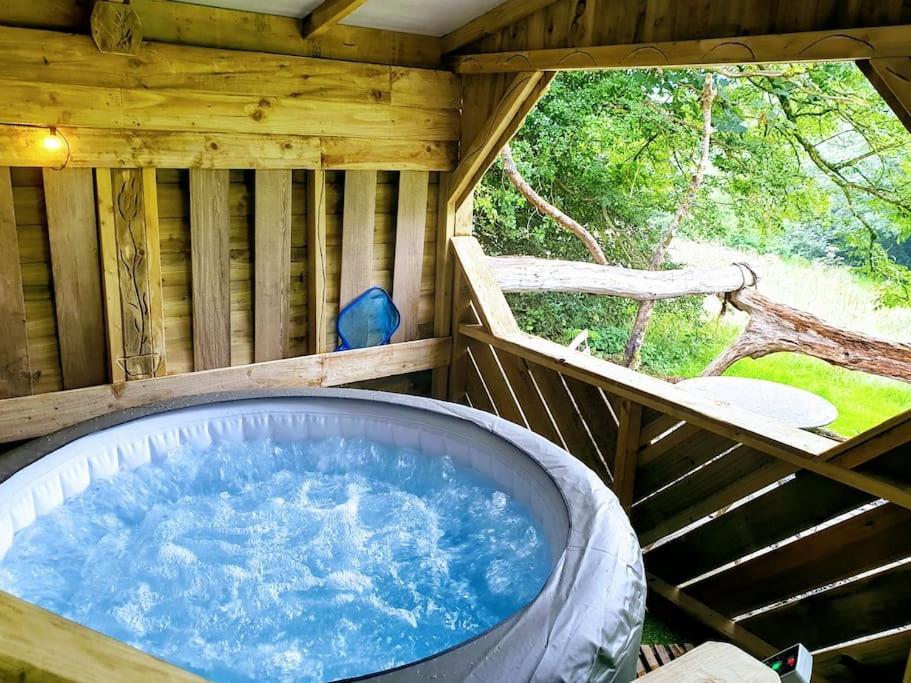 The Bothy Near Tenby, Big Projector Screen, Four-Poster Bed, On-Site Hot Tub Access Via Spa Pack, Breakfast 外观 照片