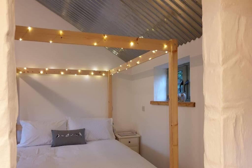 The Bothy Near Tenby, Big Projector Screen, Four-Poster Bed, On-Site Hot Tub Access Via Spa Pack, Breakfast 外观 照片