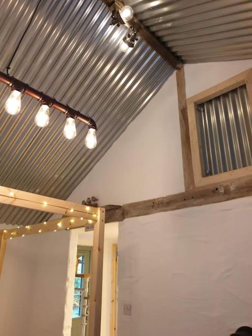 The Bothy Near Tenby, Big Projector Screen, Four-Poster Bed, On-Site Hot Tub Access Via Spa Pack, Breakfast 外观 照片