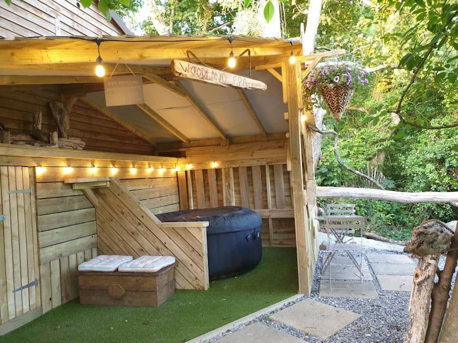 The Bothy Near Tenby, Big Projector Screen, Four-Poster Bed, On-Site Hot Tub Access Via Spa Pack, Breakfast 外观 照片