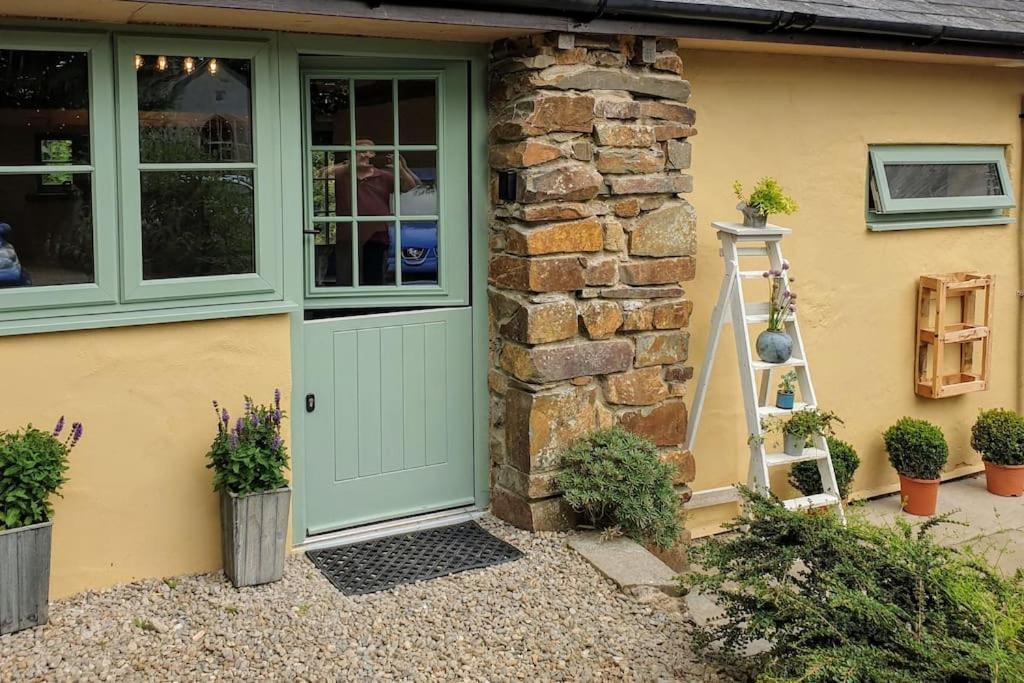 The Bothy Near Tenby, Big Projector Screen, Four-Poster Bed, On-Site Hot Tub Access Via Spa Pack, Breakfast 外观 照片