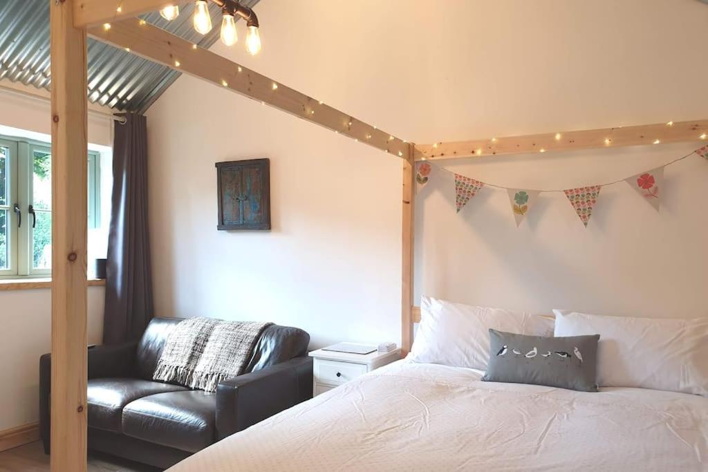 The Bothy Near Tenby, Big Projector Screen, Four-Poster Bed, On-Site Hot Tub Access Via Spa Pack, Breakfast 外观 照片