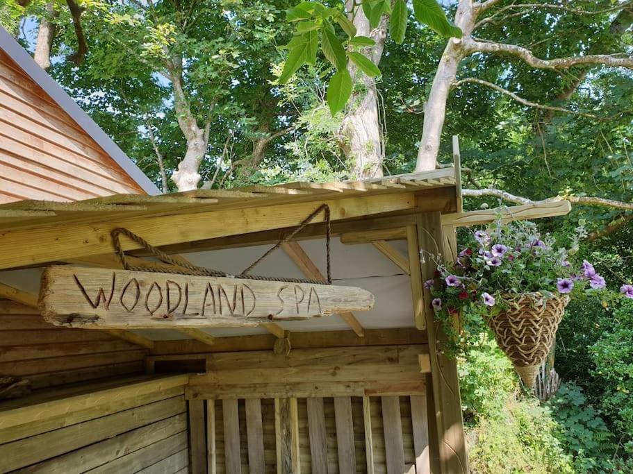 The Bothy Near Tenby, Big Projector Screen, Four-Poster Bed, On-Site Hot Tub Access Via Spa Pack, Breakfast 外观 照片