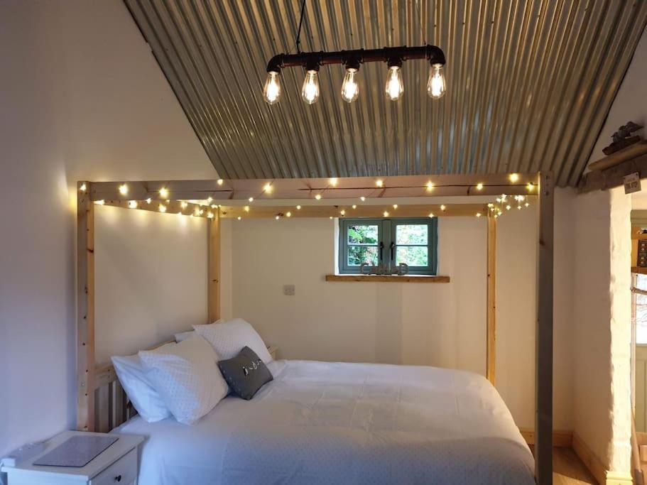 The Bothy Near Tenby, Big Projector Screen, Four-Poster Bed, On-Site Hot Tub Access Via Spa Pack, Breakfast 外观 照片