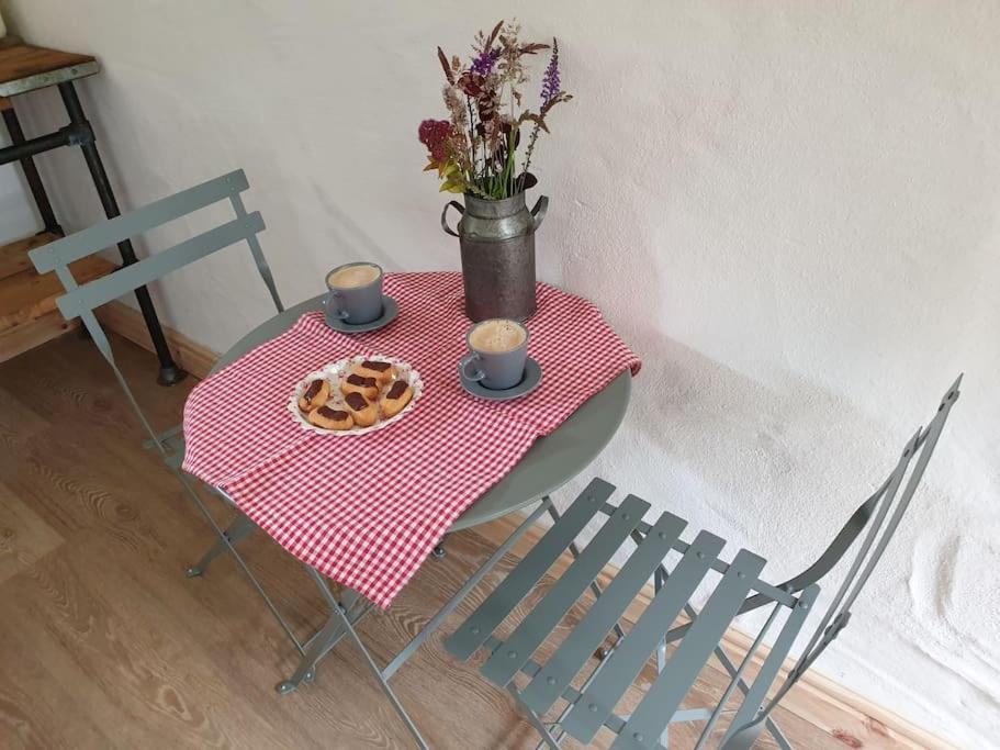 The Bothy Near Tenby, Big Projector Screen, Four-Poster Bed, On-Site Hot Tub Access Via Spa Pack, Breakfast 外观 照片